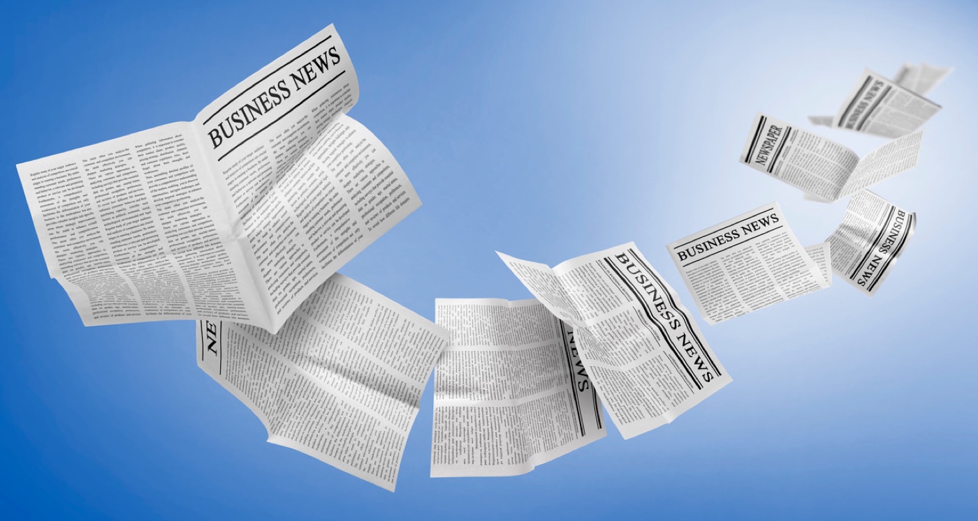 Aufgeschlagene Zeitungen als Sinnbild für Pressearbeit